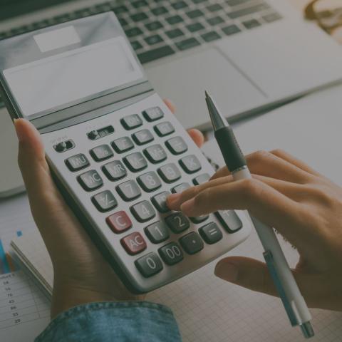 Contable usando una calculadora