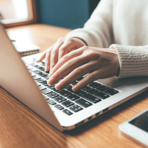 Persona tecleando en un portátil