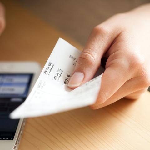 Mano con ticket de compra