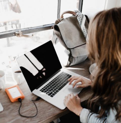 Muller escribindo en portátil