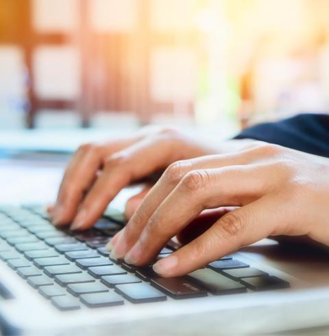 Mans escribindo nun teclado