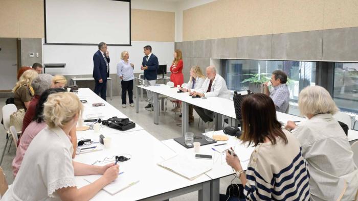 Visita autoridades serbias