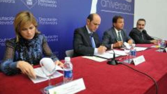 Javier Guerra na sinatura do convenio coa Deputación de Pontevedra