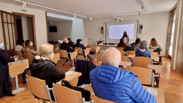 A xerente do IGCC, Sol Vázquez participando da charla en Noia
