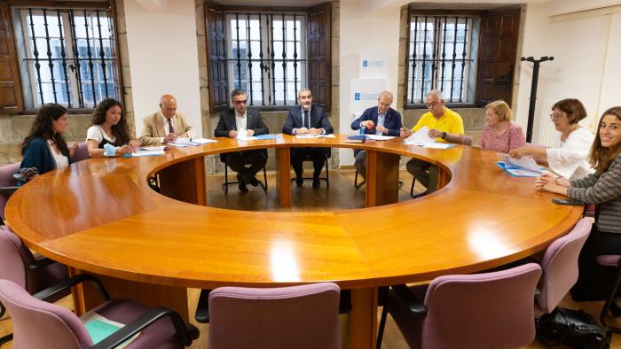 Manuel Heredia, no encontro coas principais entidades sociais