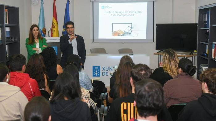 O director xeral de Comercio e Consumo co IES Fernando Wirtz da Coruña