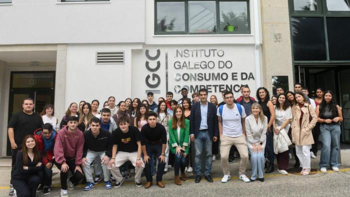 O director xeral de Comercio e Consumo co IES Fernando Wirtz da Coruña