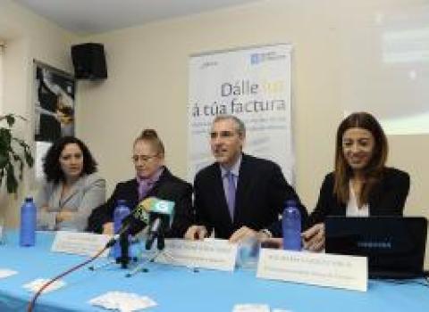 O conselleiro de Economía e Industria, Francisco Conde, presenta a campaña “Dálle Luz á túa factura”