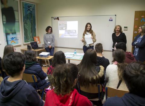 A directora xeral de Comercio e Consumo, Sol Vázquez Abeal, visitou hoxe as actividades que realiza a Escola Galega do Consumo, 