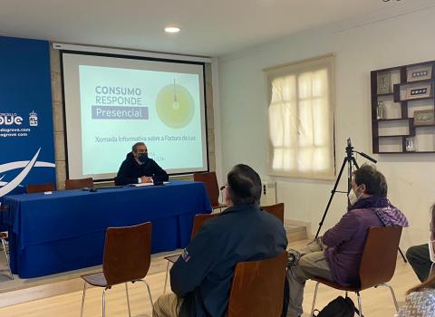 O Director do IGCC, Manuel Heredia, no Grove nunha charla sobre a tarifa eléctrica