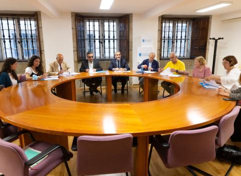 Manuel Heredia, no encontro coas principais entidades sociais