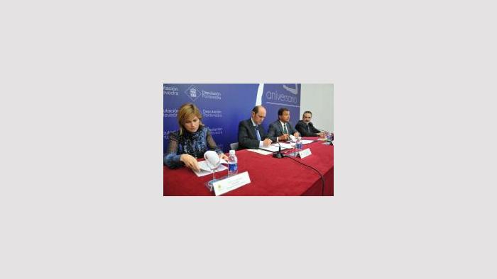 Javier Guerra na sinatura do convenio coa Deputación de Pontevedra